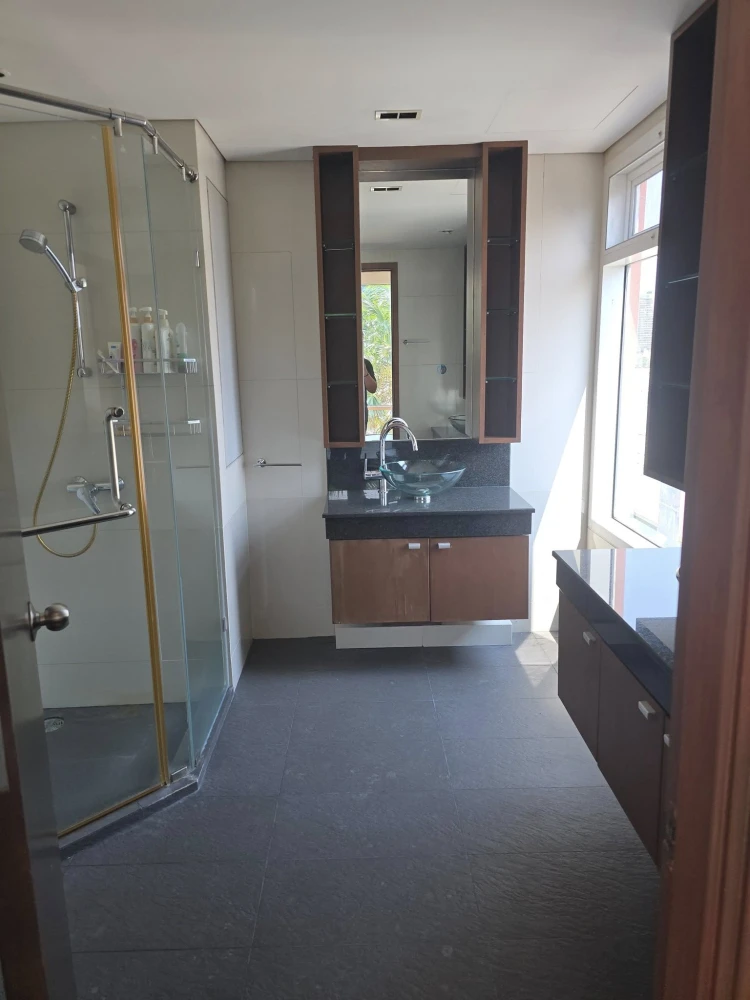 For sale: Fullerton Sukhumvit, 7th floor, 3 bedrooms, 3 bathrooms, spacious room, very comfortable, great view, very worth booking.