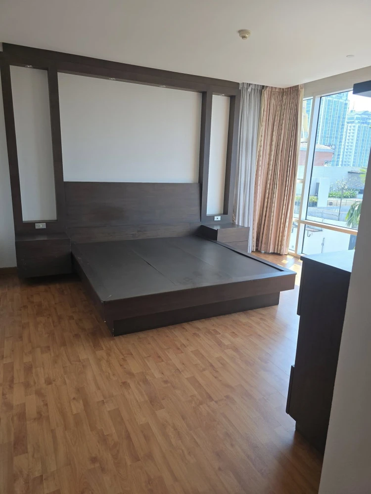 For sale: Fullerton Sukhumvit, 7th floor, 3 bedrooms, 3 bathrooms, spacious room, very comfortable, great view, very worth booking.