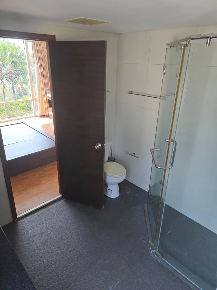 For sale: Fullerton Sukhumvit, 7th floor, 3 bedrooms, 3 bathrooms, spacious room, very comfortable, great view, very worth booking.