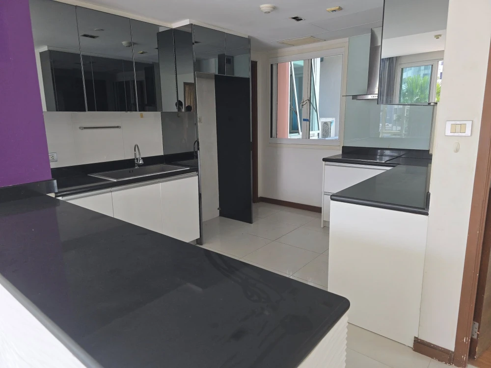 For sale: Fullerton Sukhumvit, 7th floor, 3 bedrooms, 3 bathrooms, spacious room, very comfortable, great view, very worth booking.