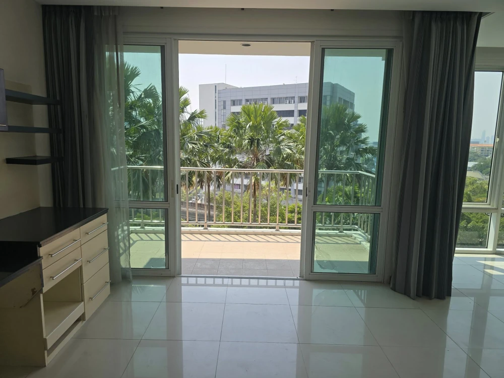 For sale: Fullerton Sukhumvit, 7th floor, 3 bedrooms, 3 bathrooms, spacious room, very comfortable, great view, very worth booking.