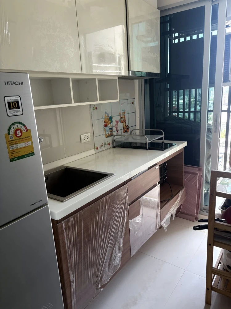 ขาย Fuse Chan Sathon ห้องนอนมี ตู้ เตียงพร้อมฟูกให้แล้ว Build เคาน์เตอร์ครัว เตาไฟฟ้าและ Hood ดูดควัน สนใจจองเลย