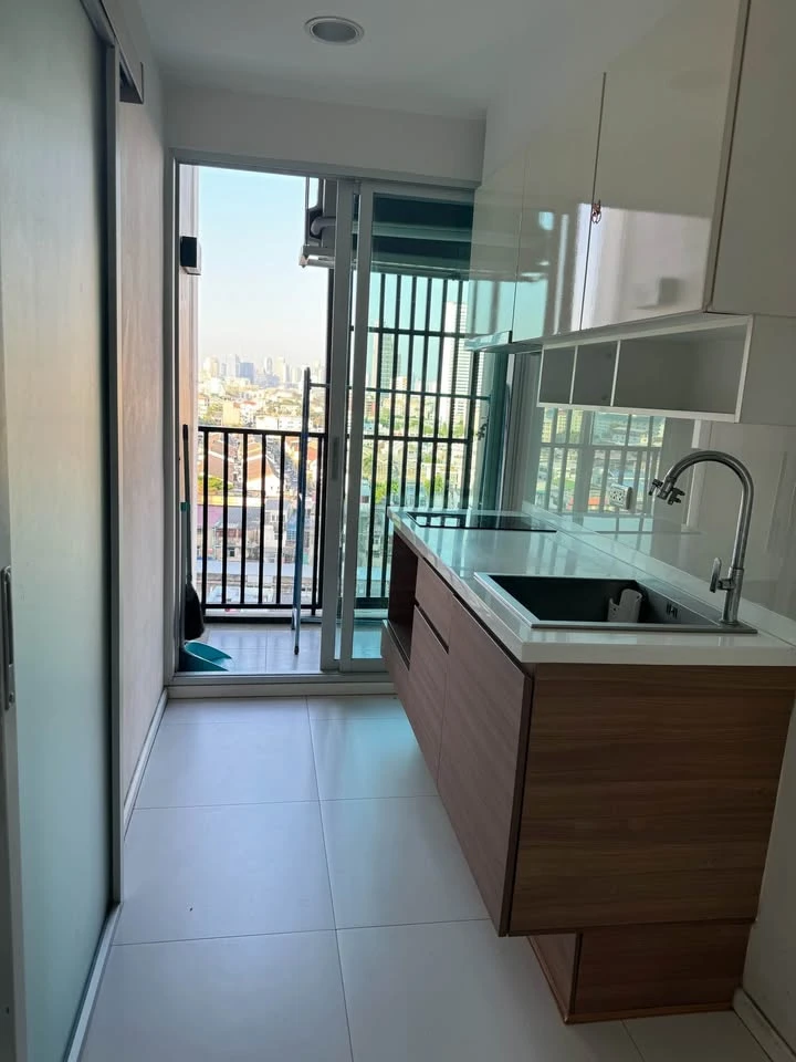 Selling Fuse Chan Sathorn, high floor unit. Unfurnished, perfect for those who want to decorate their own space. Don't miss out, book now!