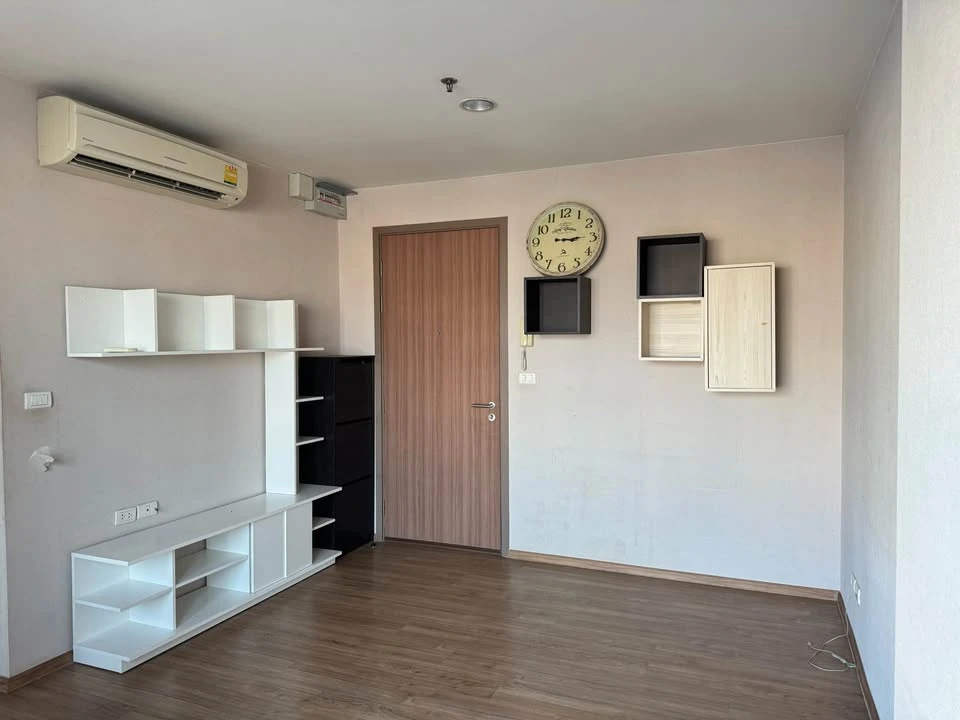 Selling Fuse Chan Sathorn, high floor unit. Unfurnished, perfect for those who want to decorate their own space. Don't miss out, book now!
