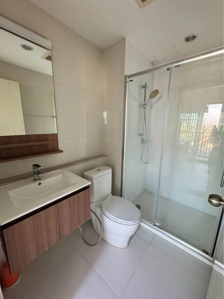 Selling Fuse Chan Sathorn, high floor unit. Unfurnished, perfect for those who want to decorate their own space. Don't miss out, book now!