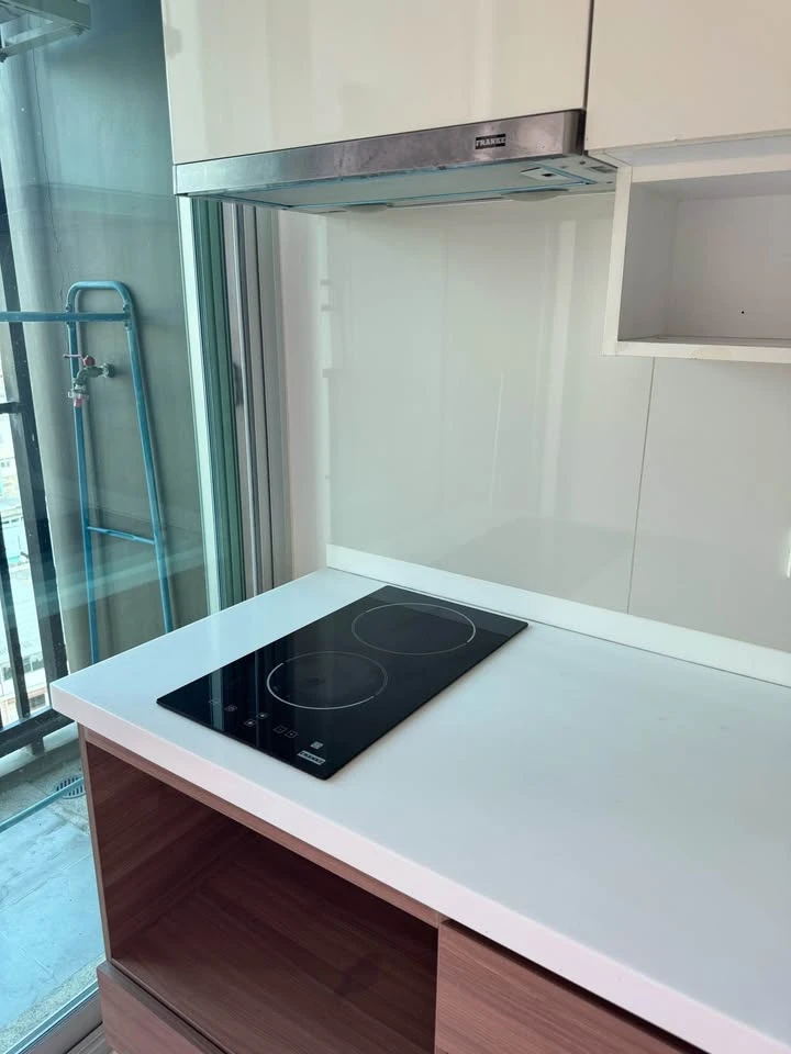 Selling Fuse Chan Sathorn, high floor unit. Unfurnished, perfect for those who want to decorate their own space. Don't miss out, book now!