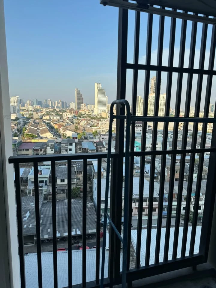 Selling Fuse Chan Sathorn, high floor unit. Unfurnished, perfect for those who want to decorate their own space. Don't miss out, book now!