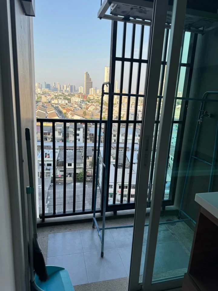 Selling Fuse Chan Sathorn, high floor unit. Unfurnished, perfect for those who want to decorate their own space. Don't miss out, book now!