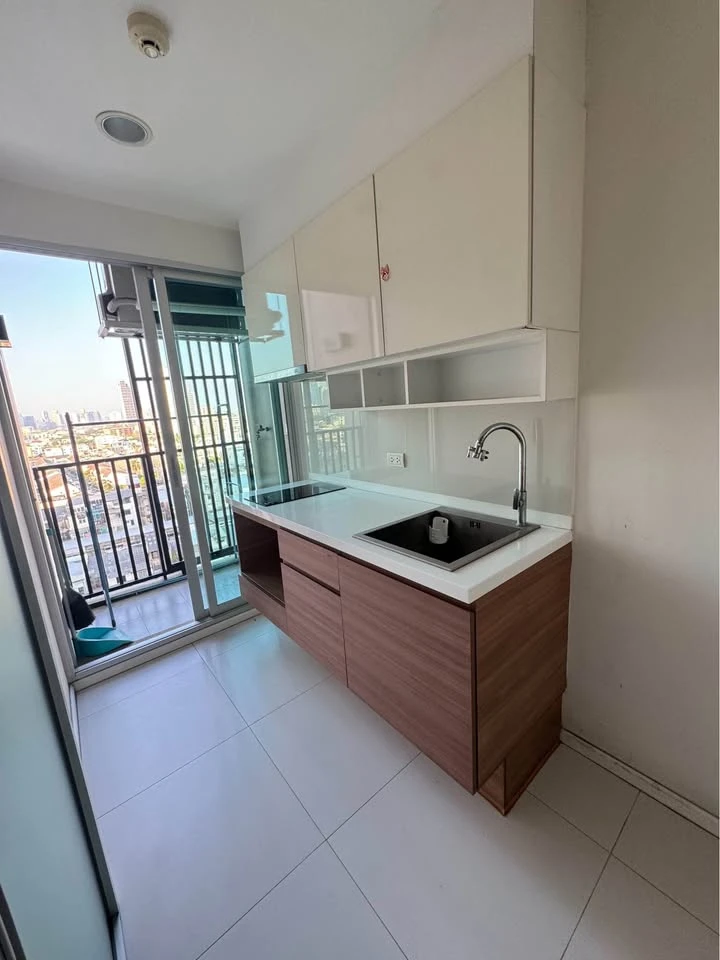 Selling Fuse Chan Sathorn, high floor unit. Unfurnished, perfect for those who want to decorate their own space. Don't miss out, book now!