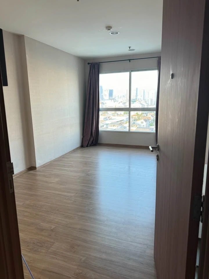 Selling Fuse Chan Sathorn, high floor unit. Unfurnished, perfect for those who want to decorate their own space. Don't miss out, book now!