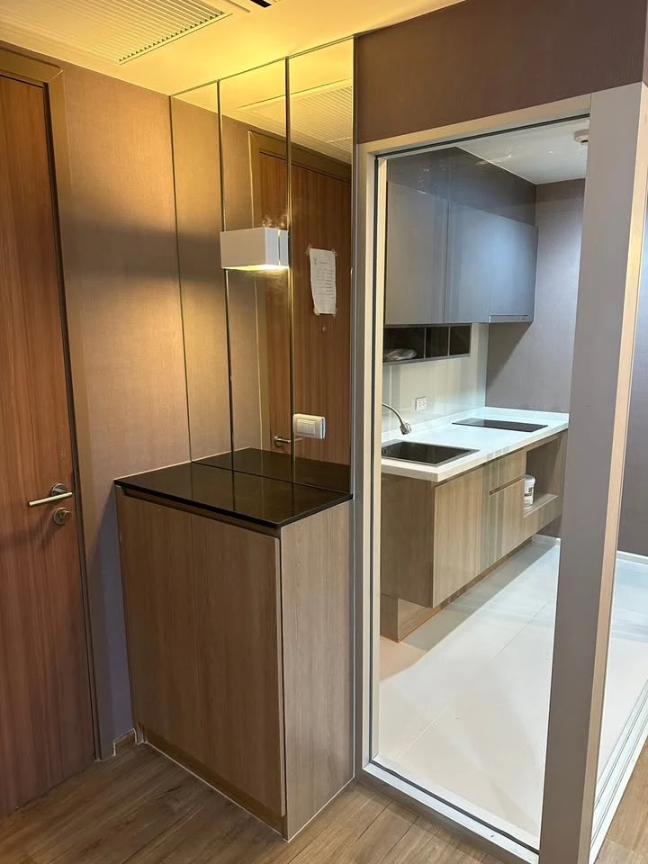 Selling Fuse Chan Sathorn condo, ready to move in, fully furnished. Book now!