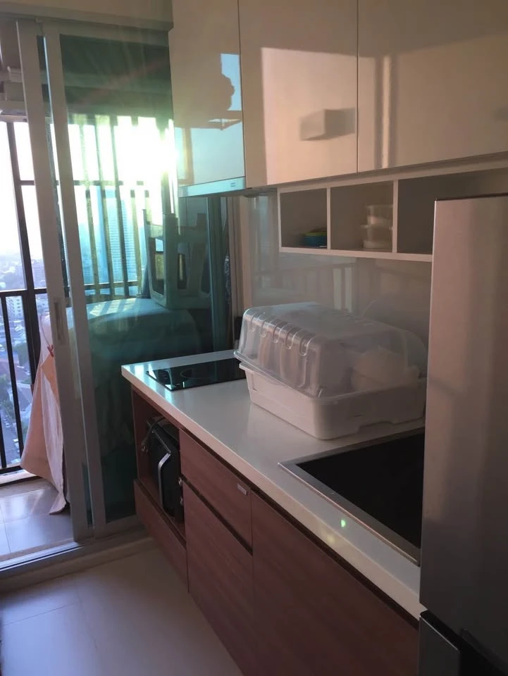 Selling a Fuse Chan-Sathorn condo unit on the 26th floor. It's very high up with amazing city views and excellent ventilation. Book quickly!