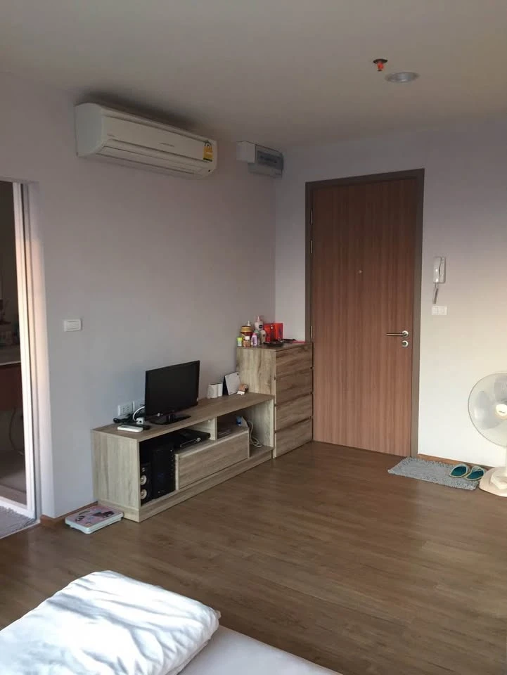 Selling a Fuse Chan-Sathorn condo unit on the 26th floor. It's very high up with amazing city views and excellent ventilation. Book quickly!