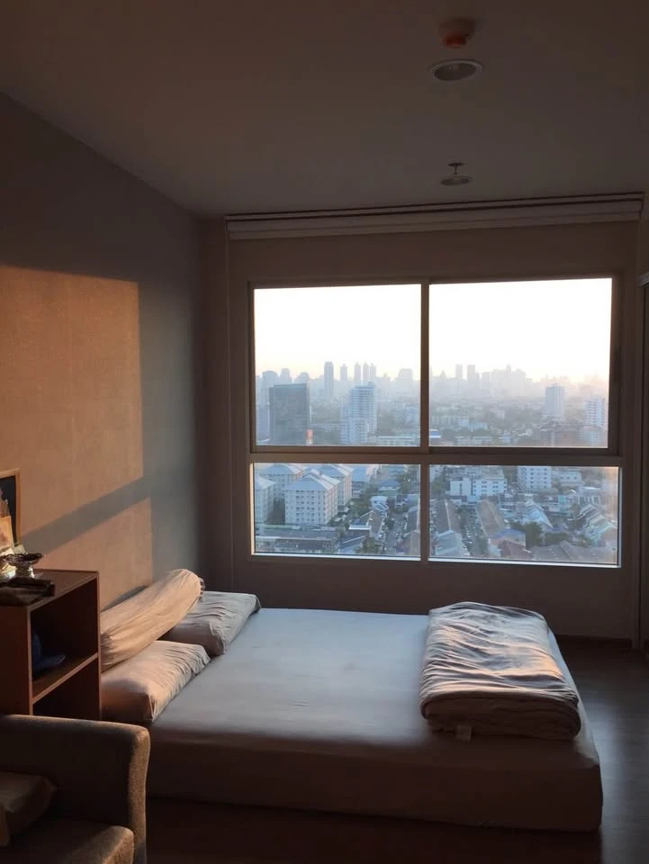Selling a Fuse Chan-Sathorn condo unit on the 26th floor. It's very high up with amazing city views and excellent ventilation. Book quickly!