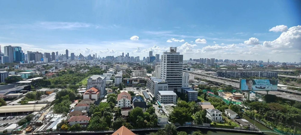 Selling Fuse Mobius Ramkhamhaeng Station condo with panoramic city views at an affordable price! Fully furnished, move-in ready!
