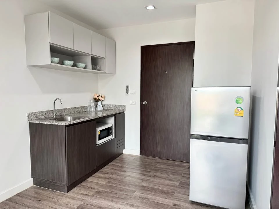 For sale: G Condo Sriracha, a lovely room on the 2nd floor, good location, fully furnished, convenient transportation. Reserve now!