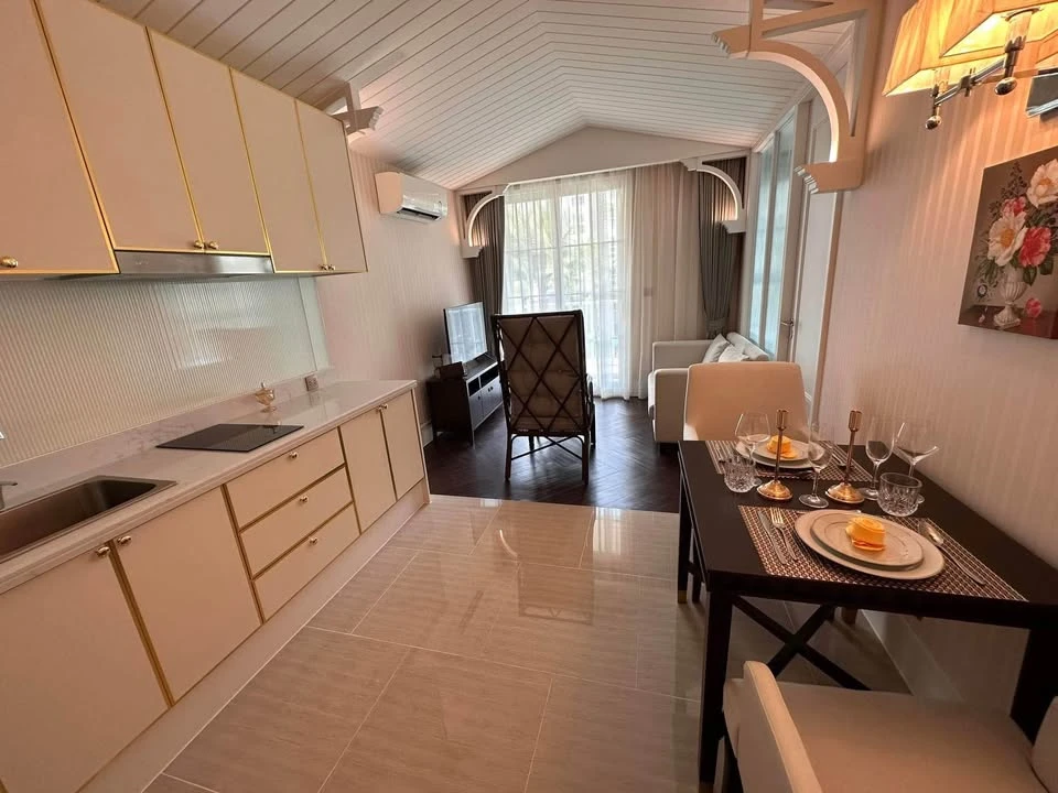 For sale: Grand Florida Beachfront Condo Resort Pattaya, 2nd floor, pool view, reserve now, don't miss out.