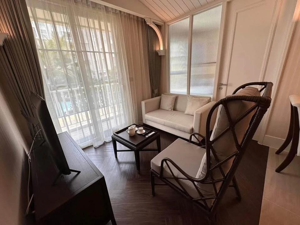 For sale: Grand Florida Beachfront Condo Resort Pattaya, 2nd floor, pool view, reserve now, don't miss out.