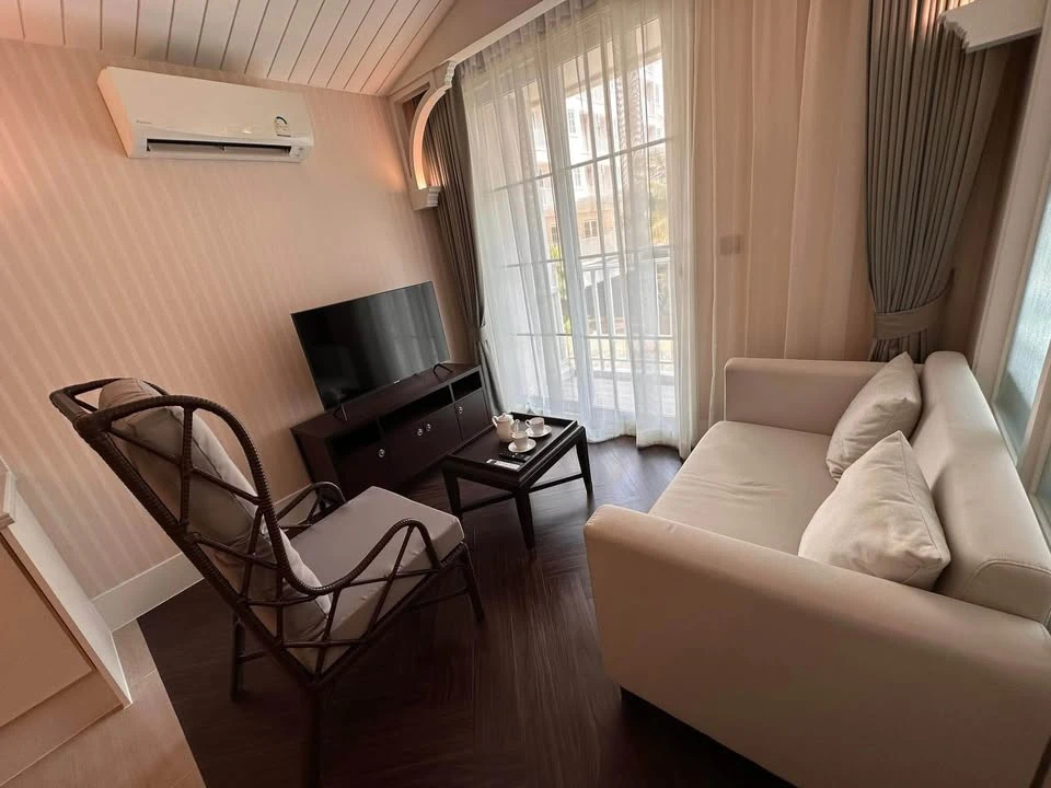 For sale: Grand Florida Beachfront Condo Resort Pattaya, 2nd floor, pool view, reserve now, don't miss out.