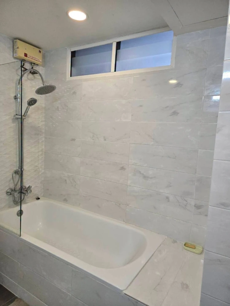 Grand View Condo Pattaya for sale. Spacious rooms with ample living space, great location, and complete amenities. Don't miss out!