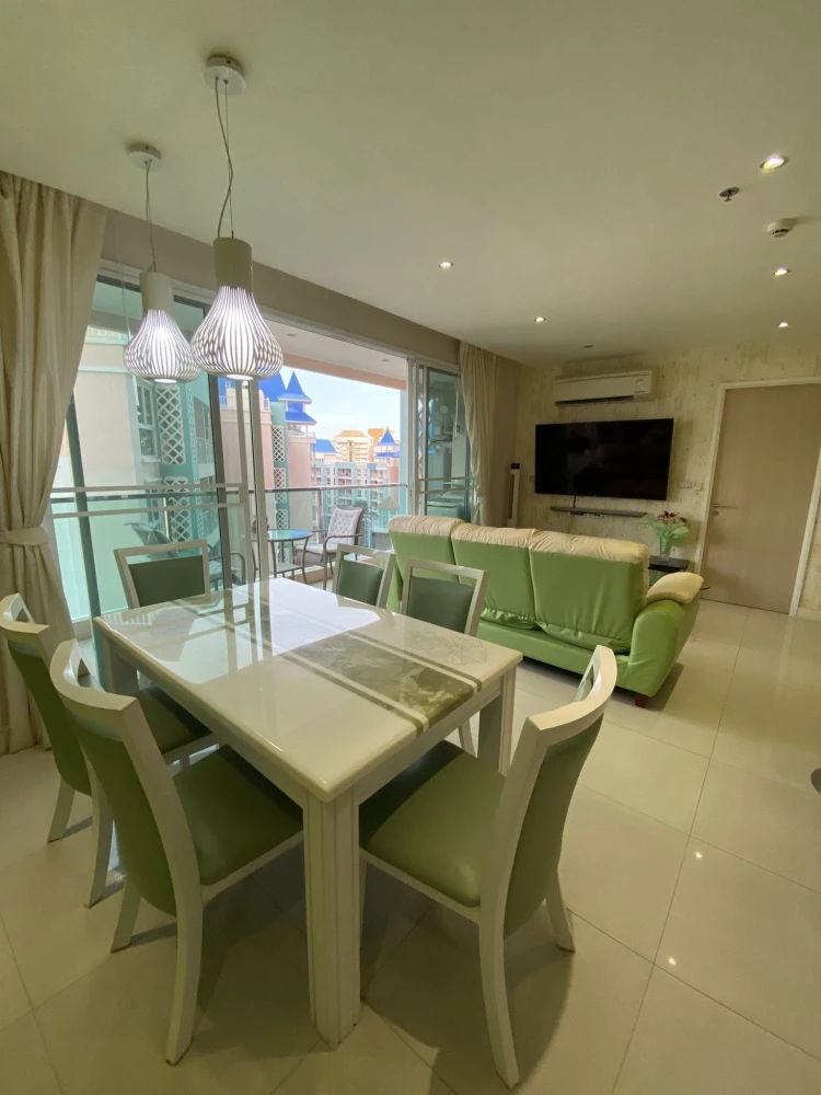 For sale: Grande Caribbean Resort Pattaya, spacious room, lots of usable space, swimming pool view, don't miss it.