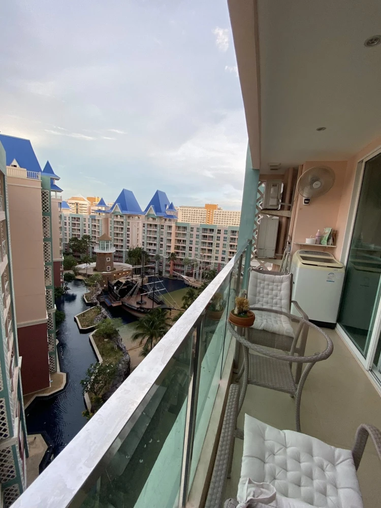 For sale: Grande Caribbean Resort Pattaya, spacious room, lots of usable space, swimming pool view, don't miss it.