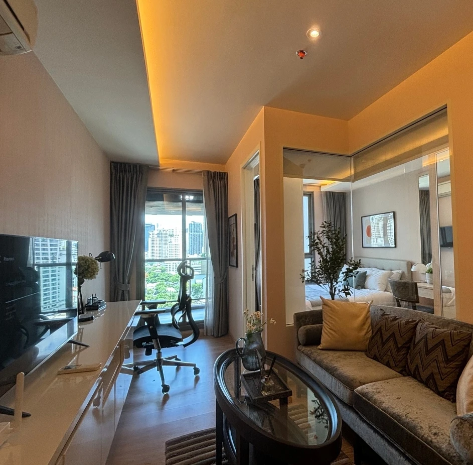 For sale: H Sukhumvit 43, beautifully decorated room, complete with amenities. Come and reserve today. Don't miss out.