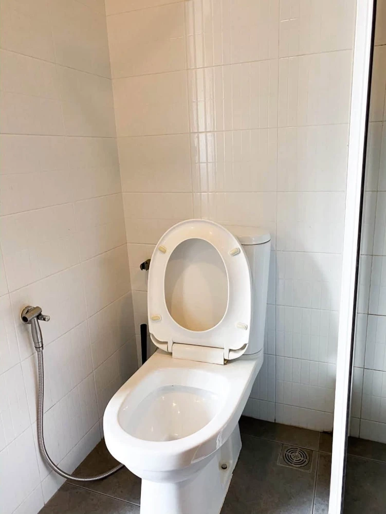 Selling H2 Ramintra 21 unit, located on the 21st floor – very high! Corner unit with glass partition for the bedroom. Don't miss out!