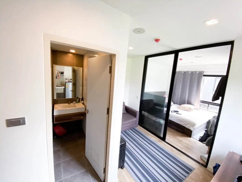 Selling H2 Ramintra 21 unit, located on the 21st floor – very high! Corner unit with glass partition for the bedroom. Don't miss out!