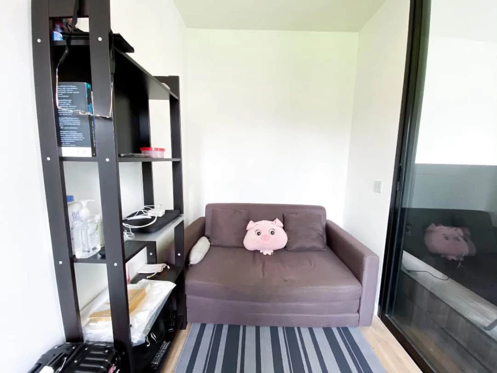 Selling H2 Ramintra 21 unit, located on the 21st floor – very high! Corner unit with glass partition for the bedroom. Don't miss out!