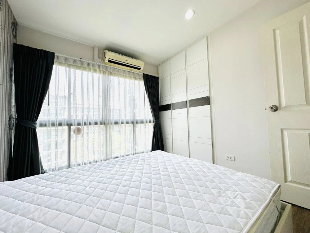 Selling a beautiful, fully furnished Hallmark Ngamwongwan condo. Ready to move in, with the best view in the project.