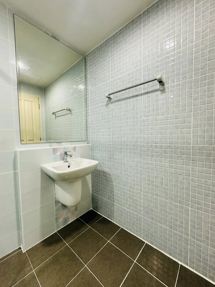 Selling a beautiful, fully furnished Hallmark Ngamwongwan condo. Ready to move in, with the best view in the project.