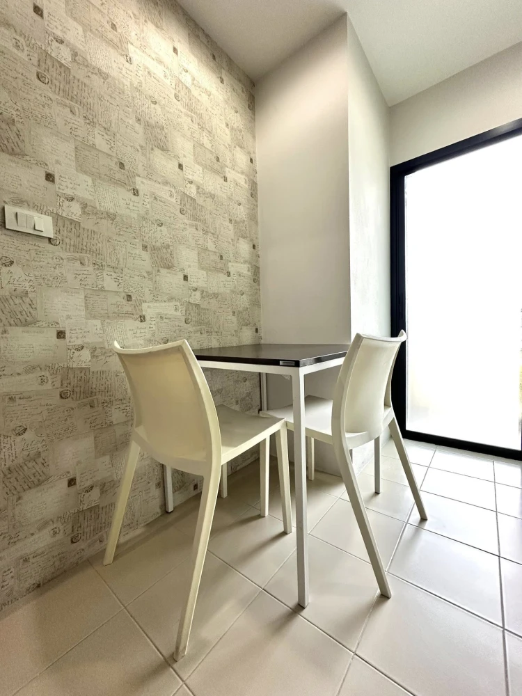 Selling a beautiful, fully furnished Hallmark Ngamwongwan condo. Ready to move in, with the best view in the project.