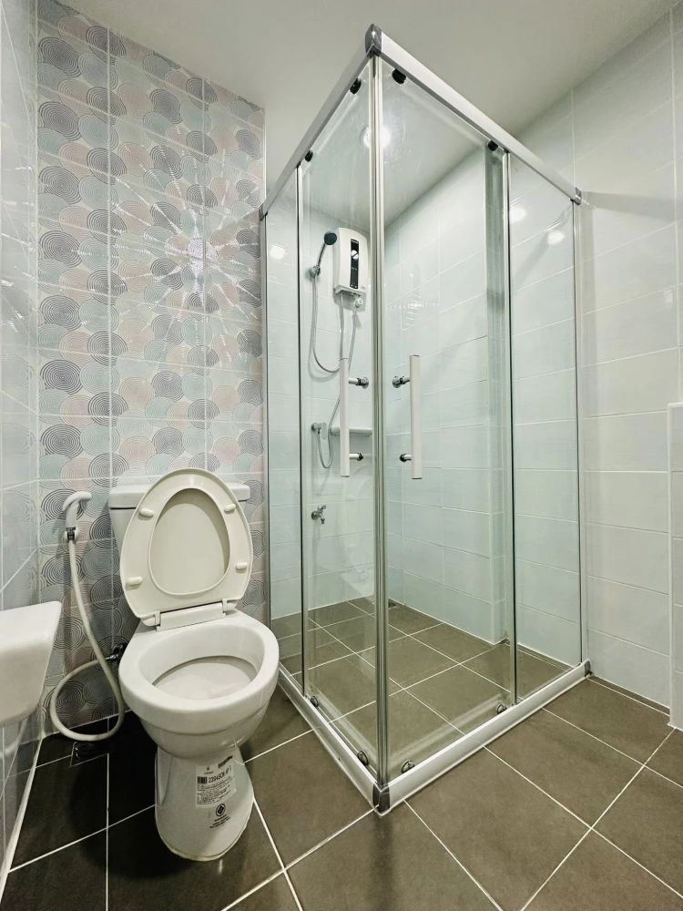 Selling a beautiful, fully furnished Hallmark Ngamwongwan condo. Ready to move in, with the best view in the project.