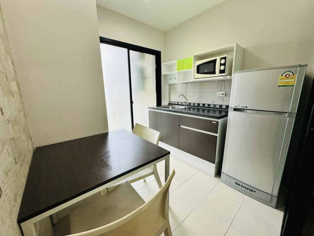 Selling a beautiful, fully furnished Hallmark Ngamwongwan condo. Ready to move in, with the best view in the project.