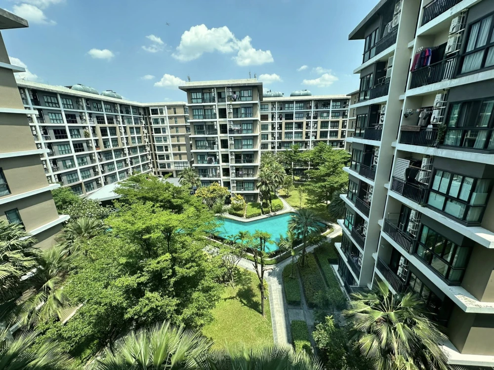 Selling a beautiful, fully furnished Hallmark Ngamwongwan condo. Ready to move in, with the best view in the project.