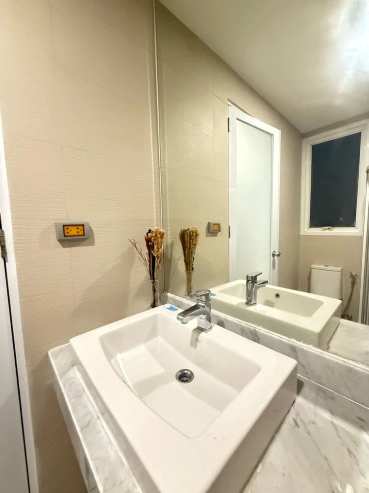 Selling Happy Condo Ladprao 101, 3rd floor, corner unit, fully furnished. Interested? Book now! Urgent!