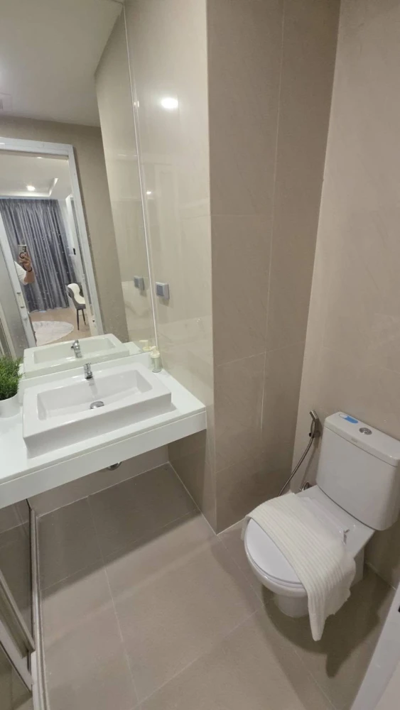 Selling/rent Happy Condo Ladprao 101, 2 bedrooms, 2 bathrooms. Very spacious unit. Book now!