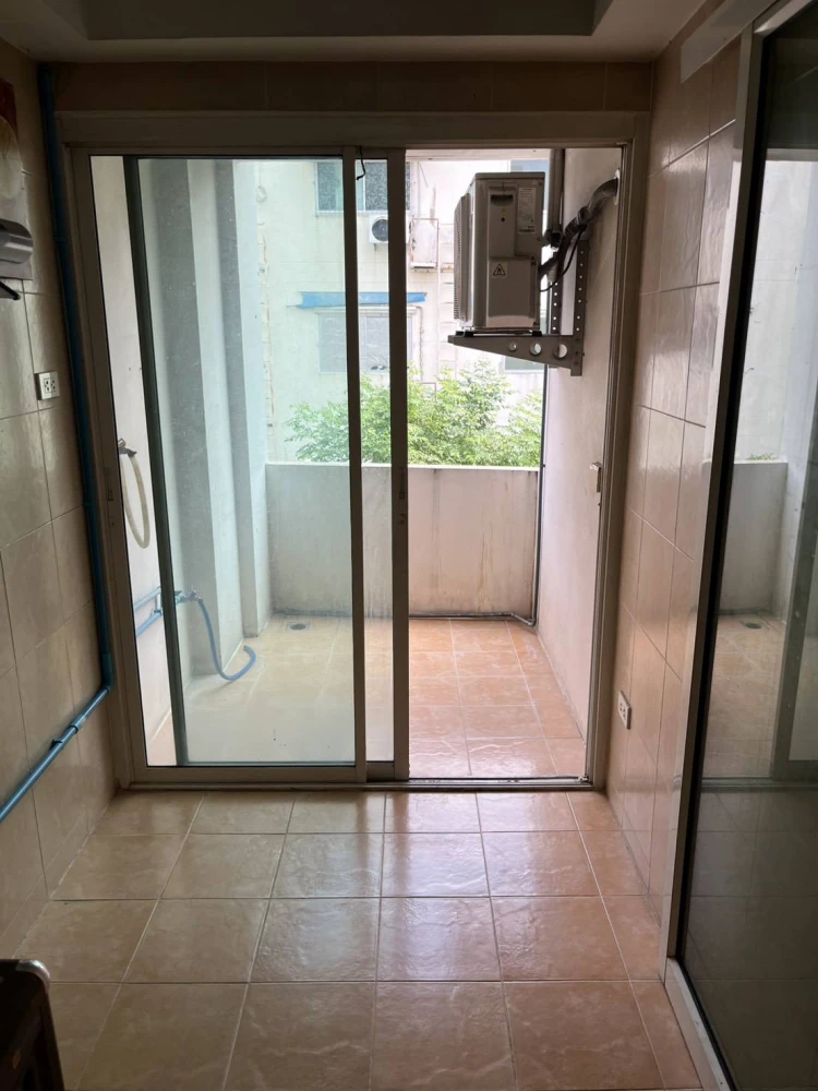 Selling Happy Condo Laksi-Donmuang, 1 bedroom, spacious living area, fully furnished. Don't miss out!
