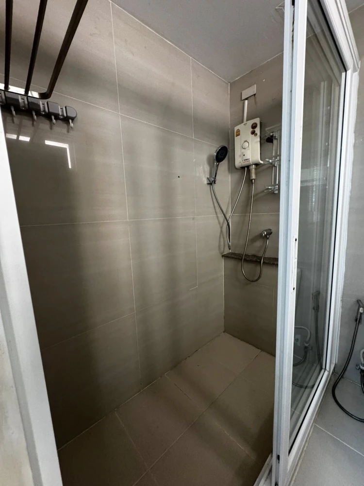 Happy Condo Ratchada 18 for sale. Located on the 3rd floor, Building B. Pet-friendly condo. Spacious area. Don't miss out!
