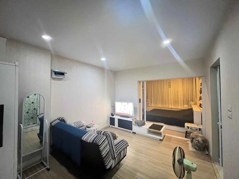 For sale: Happy Condo Lat Phrao 101, room with plenty of usable space, complete with a set of furniture. You can't miss out on booking it.