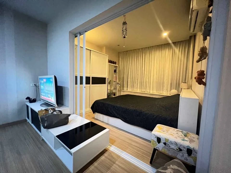 For sale: Happy Condo Lat Phrao 101, room with plenty of usable space, complete with a set of furniture. You can't miss out on booking it.