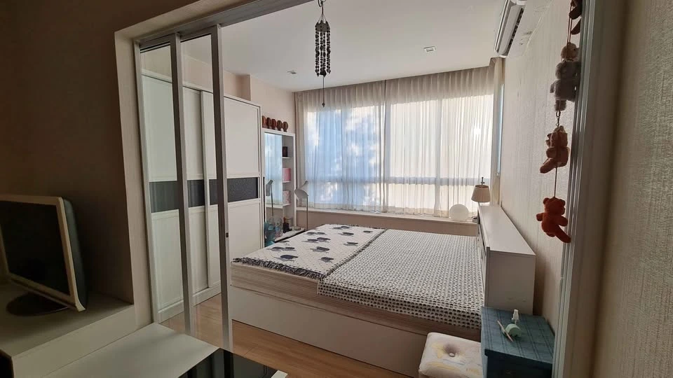 For sale: Happy Condo Lat Phrao 101, room with plenty of usable space, complete with a set of furniture. You can't miss out on booking it.