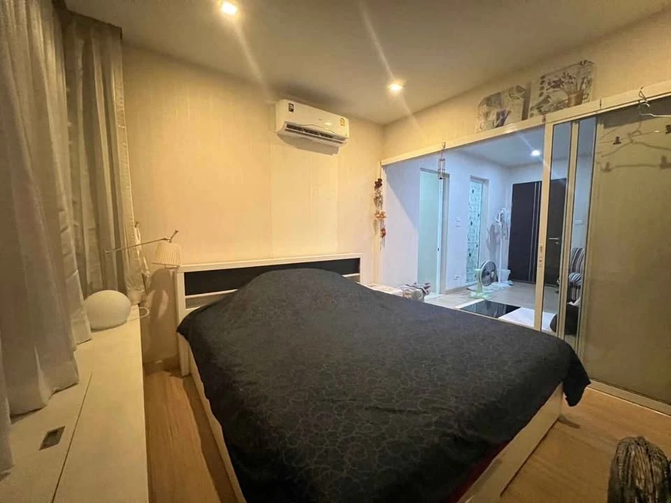 For sale: Happy Condo Lat Phrao 101, room with plenty of usable space, complete with a set of furniture. You can't miss out on booking it.