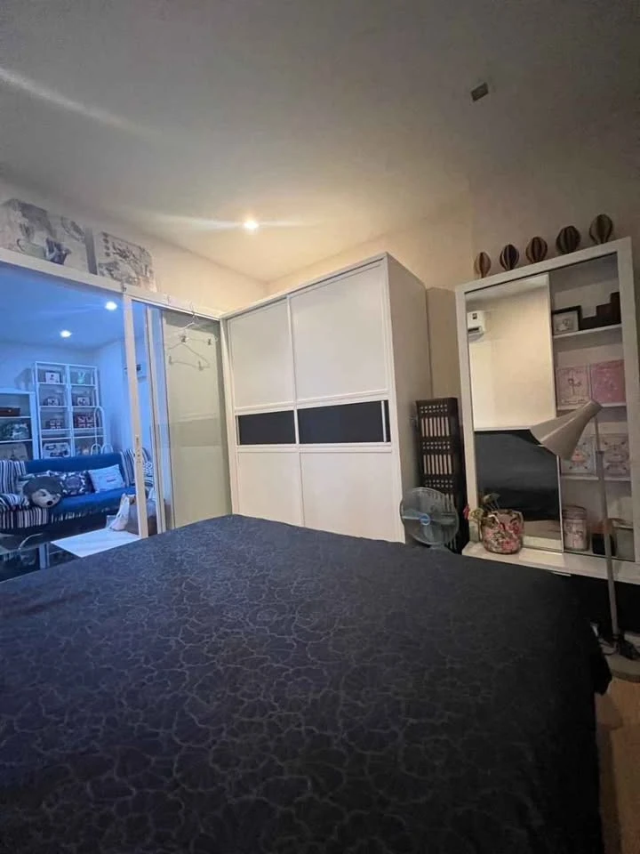 For sale: Happy Condo Lat Phrao 101, room with plenty of usable space, complete with a set of furniture. You can't miss out on booking it.