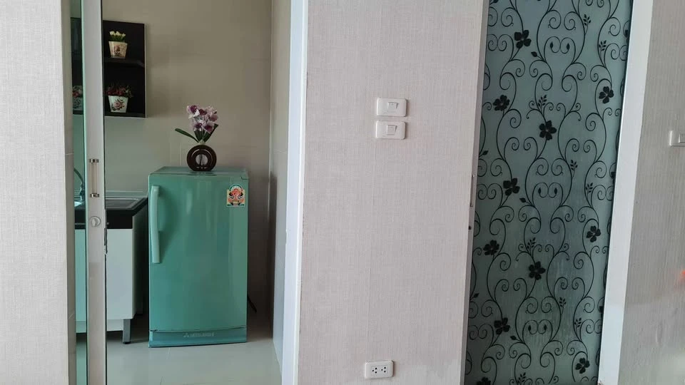 For sale: Happy Condo Lat Phrao 101, room with plenty of usable space, complete with a set of furniture. You can't miss out on booking it.
