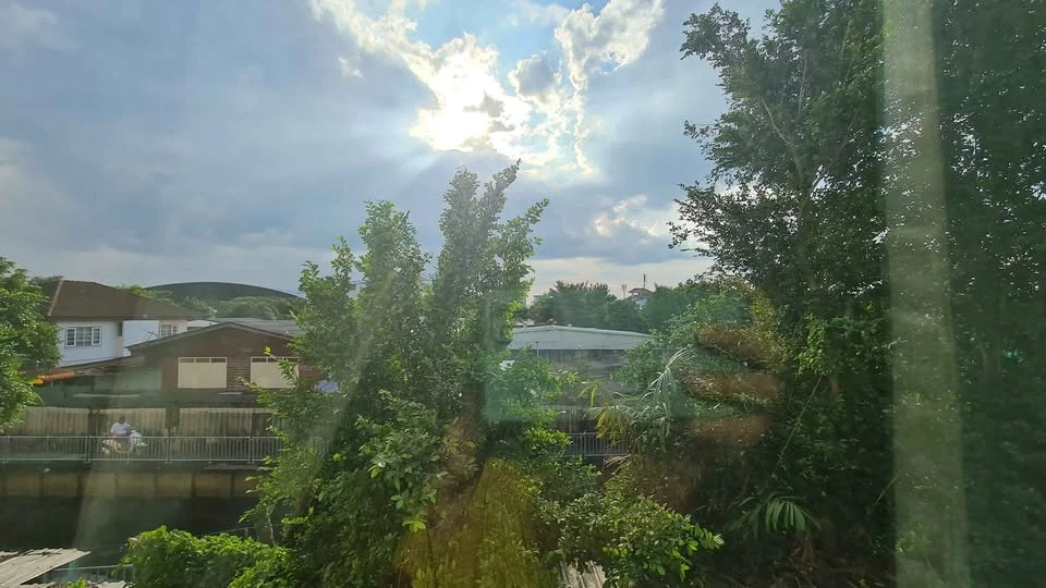 For sale: Happy Condo Lat Phrao 101, room with plenty of usable space, complete with a set of furniture. You can't miss out on booking it.