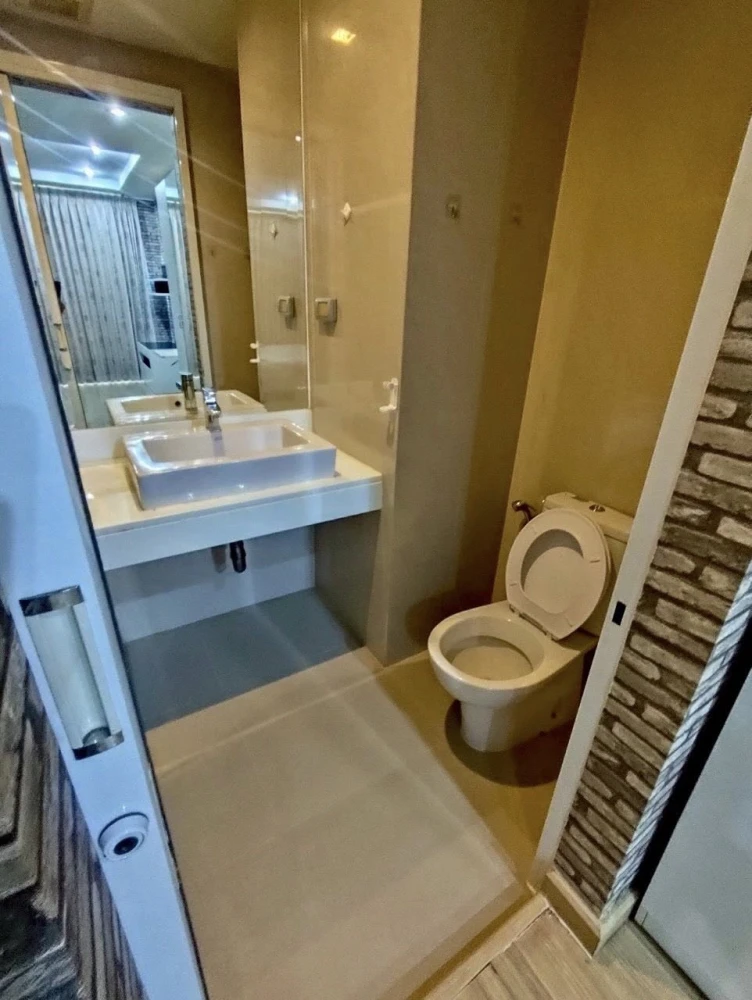Happy Condo for sale, Lat Phrao 101, large room, comfortable, not cramped, corner location, quiet, peaceful, suitable for relaxation.