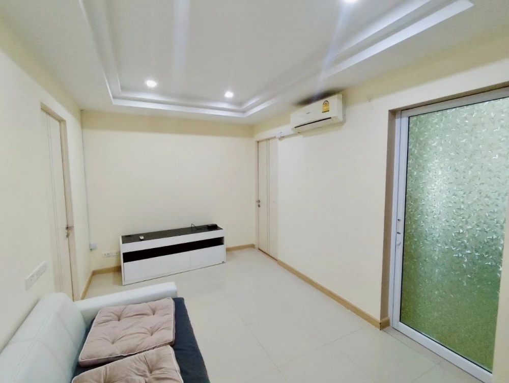 Happy Condo for sale, Lat Phrao 101, large room, comfortable, not cramped, corner location, quiet, peaceful, suitable for relaxation.