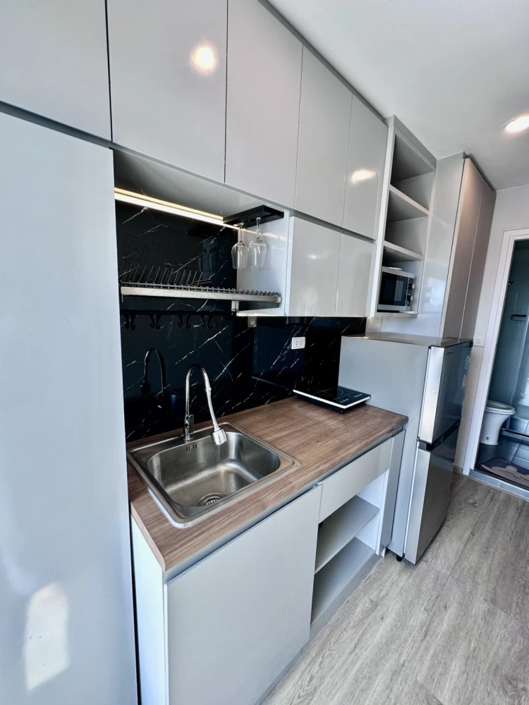 Selling Hi Condo Sukhumvit 93, corner unit. Headboard not adjacent to other units, unblocked view from the back. Fully furnished. Book now!